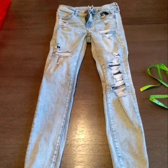 American Eagle light Blue Distressed Women Jeans. Size 4. Like new - Picture 2 of 5